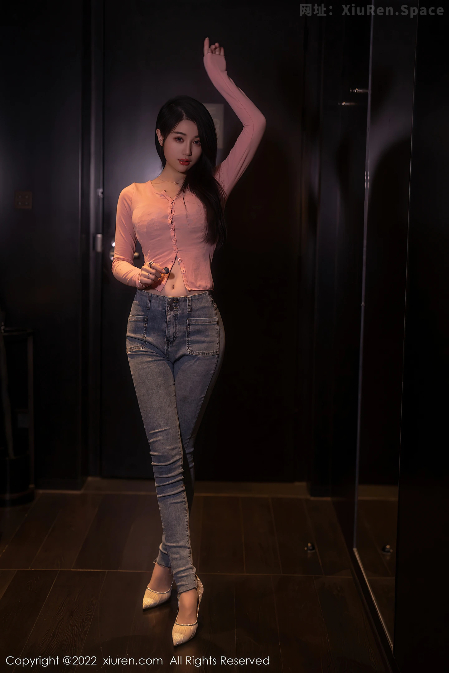 图片[4]-[XiuRen秀人网] VOL.5506 模特美七Mia西双版纳旅拍粉色上衣配牛仔裤露性感内衣诱惑写真65P-秀人网官方网站